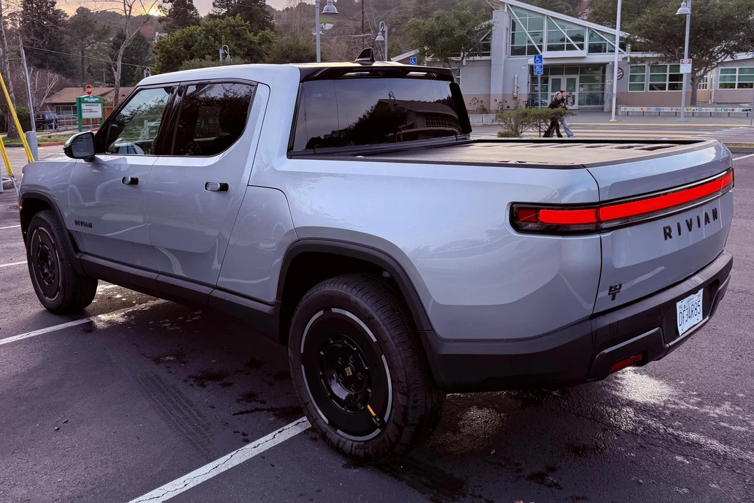 2025 Rivian R1T - Image 4 of 31