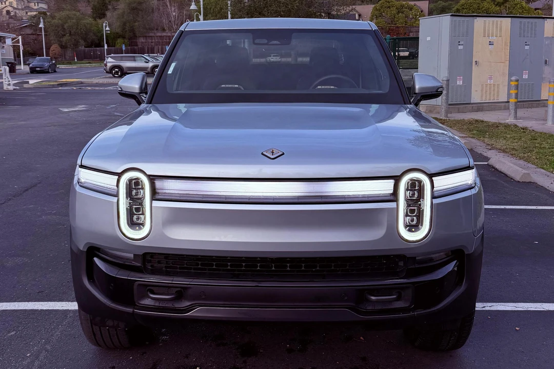 2025 Rivian R1T - Image 2 of 31