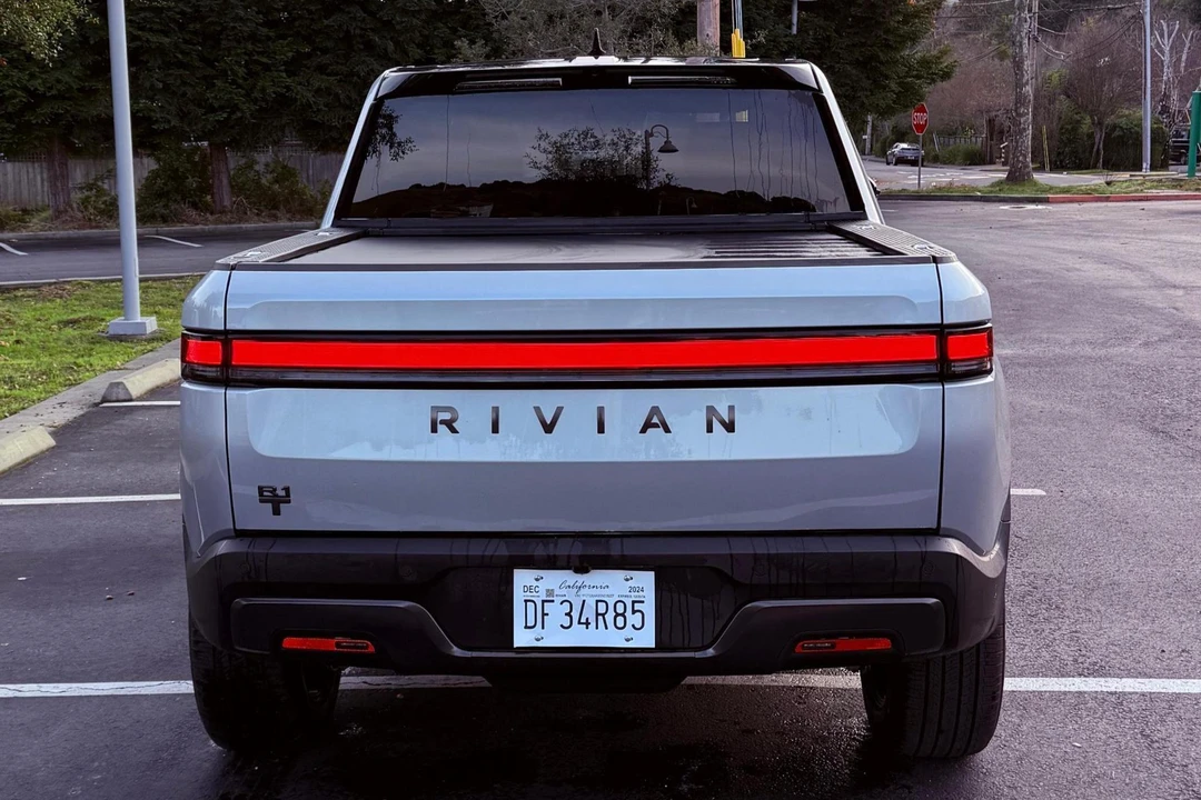2025 Rivian R1T - Image 5 of 31