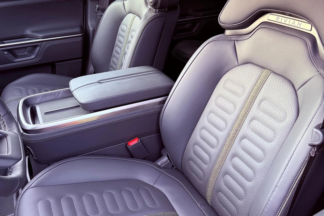 2025 Rivian R1T - Image 25 of 31