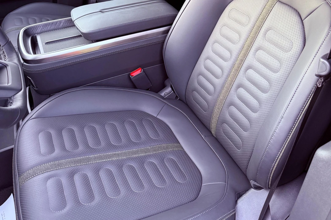 2025 Rivian R1T - Image 28 of 31