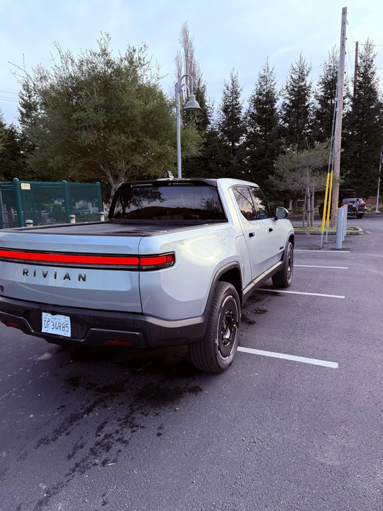 2025 Rivian R1T - Image 11 of 31