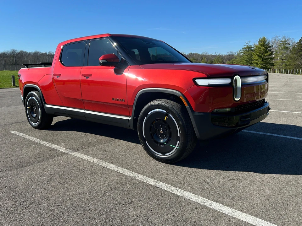 2025 Rivian R1T - Image 17 of 23