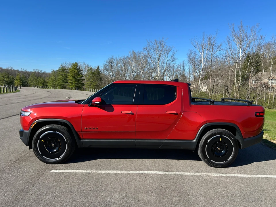 2025 Rivian R1T - Image 10 of 23