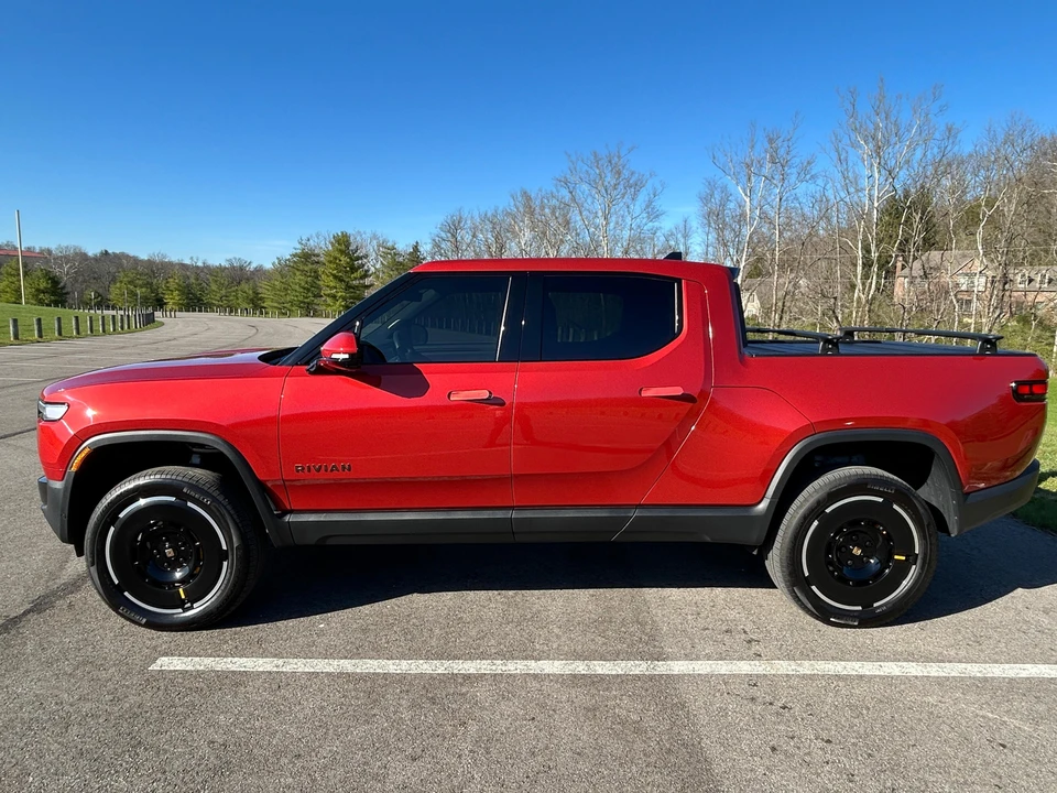 2025 Rivian R1T - Image 11 of 23