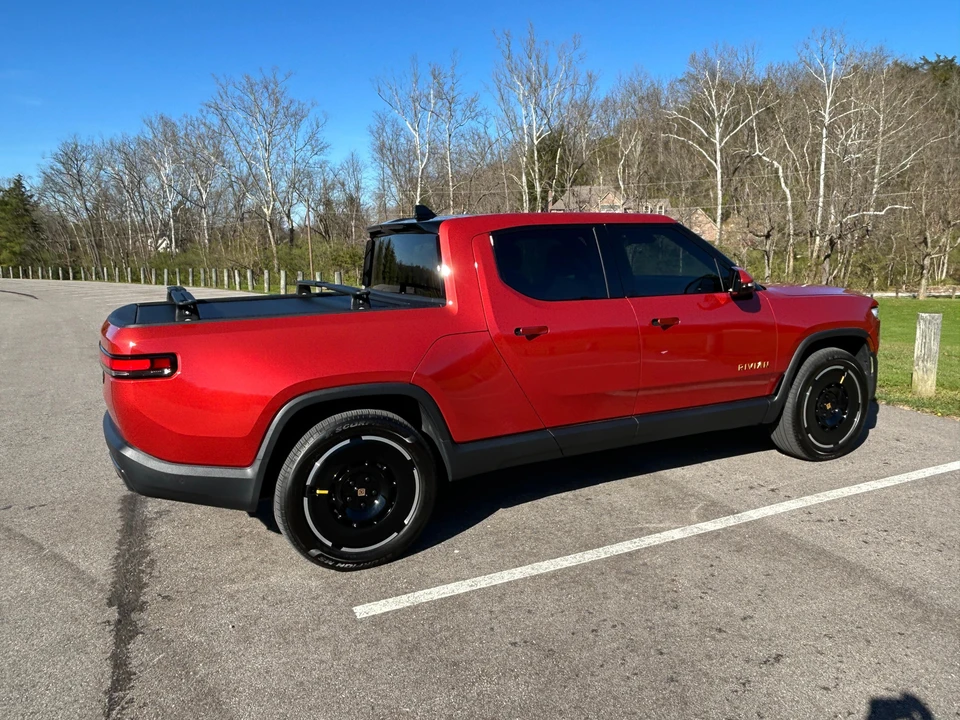 2025 Rivian R1T - Image 15 of 23