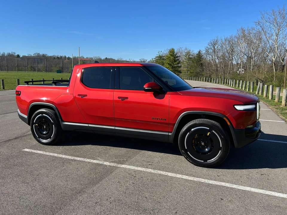 2025 Rivian R1T - Image 16 of 23