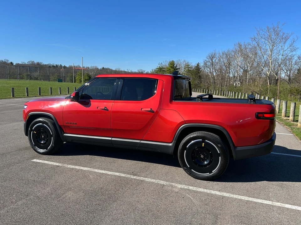 2025 Rivian R1T - Image 14 of 23