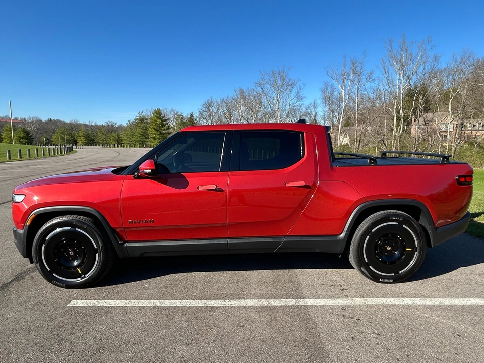 2025 Rivian R1T - Image 12 of 23