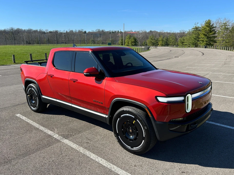 2025 Rivian R1T - Image 18 of 23