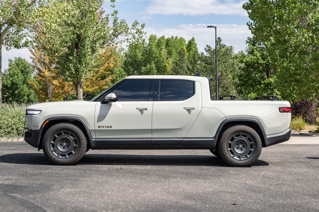 2025 Rivian R1T - Image 7 of 31