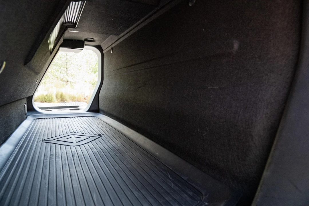 2025 Rivian R1T - Image 20 of 31