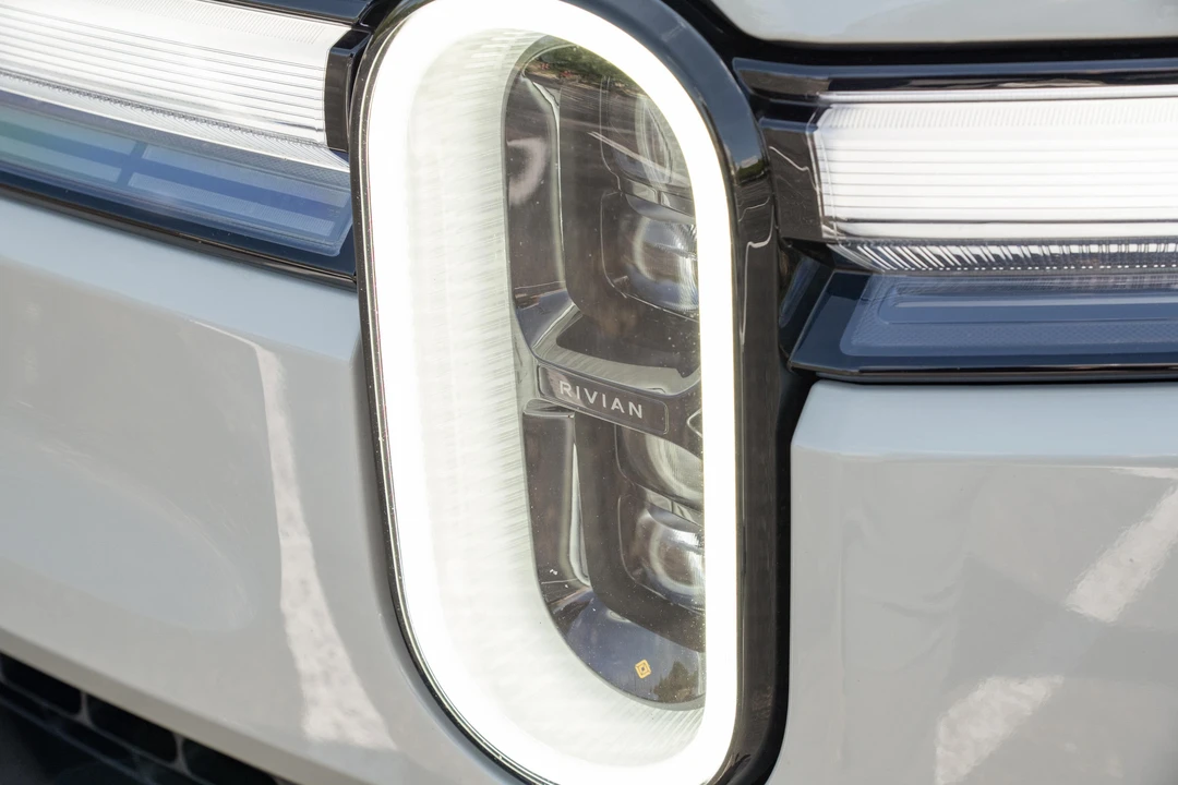 2025 Rivian R1T - Image 15 of 31