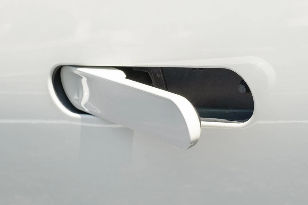 2025 Rivian R1T - Image 17 of 31