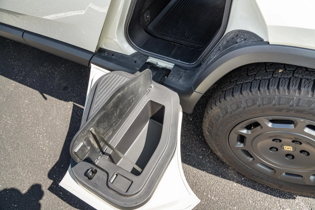 2025 Rivian R1T - Image 18 of 31