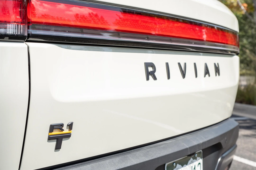 2025 Rivian R1T - Image 24 of 31