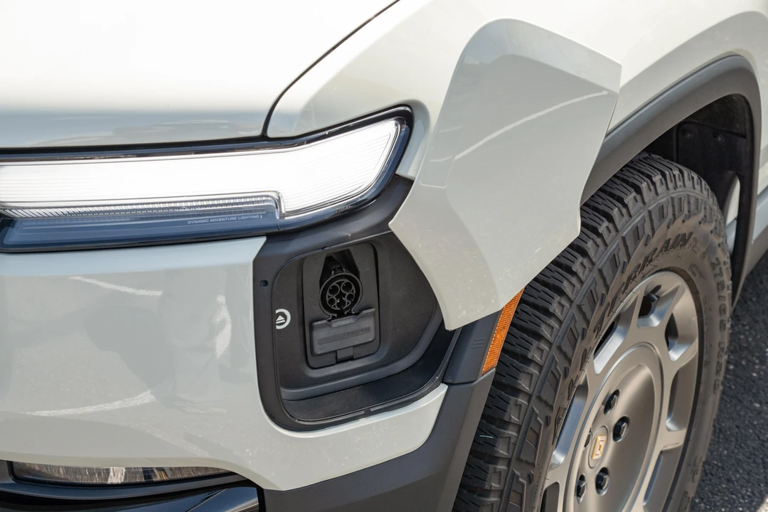 2025 Rivian R1T - Image 16 of 31