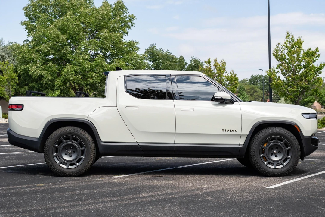 2025 Rivian R1T - Image 3 of 31
