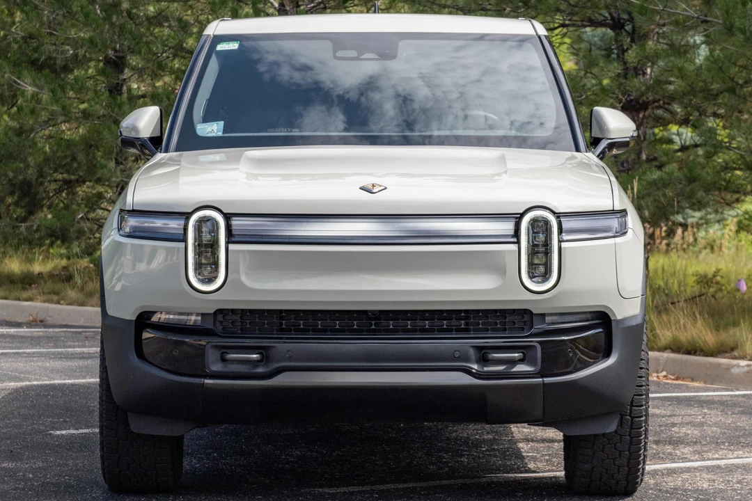 2025 Rivian R1T - Image 2 of 31