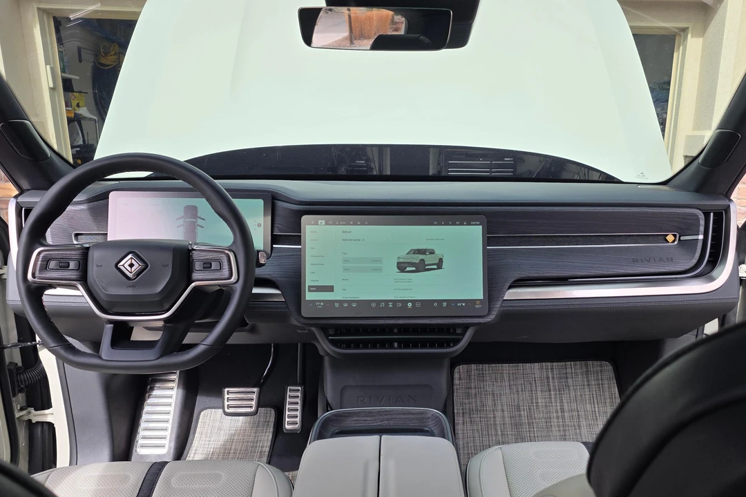 2025 Rivian R1T - Image 23 of 31