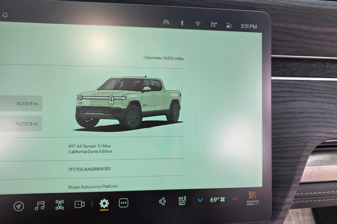 2025 Rivian R1T - Image 26 of 31