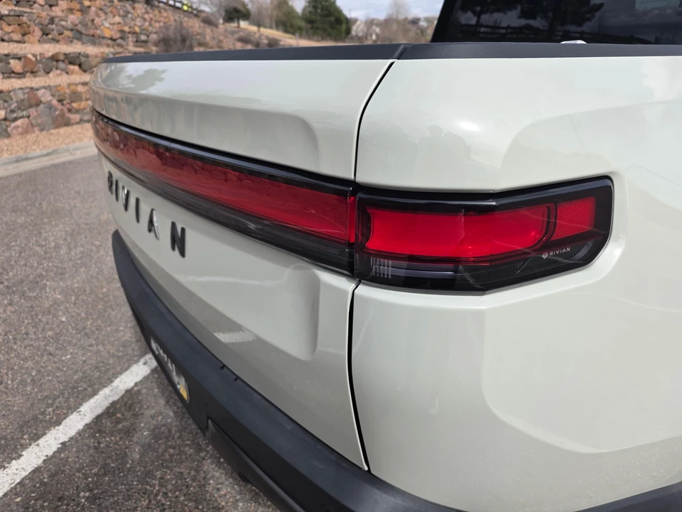 2025 Rivian R1T - Image 15 of 31