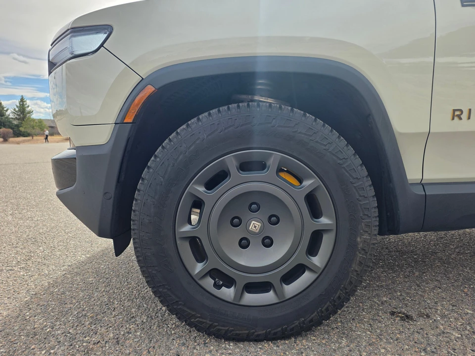 2025 Rivian R1T - Image 19 of 31
