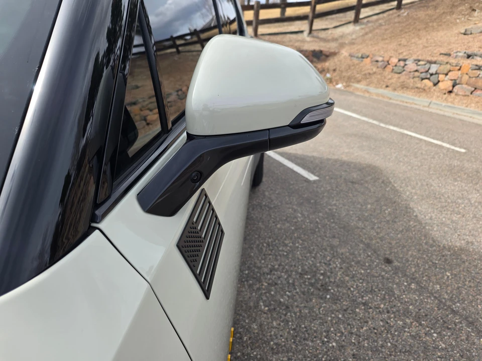 2025 Rivian R1T - Image 11 of 31