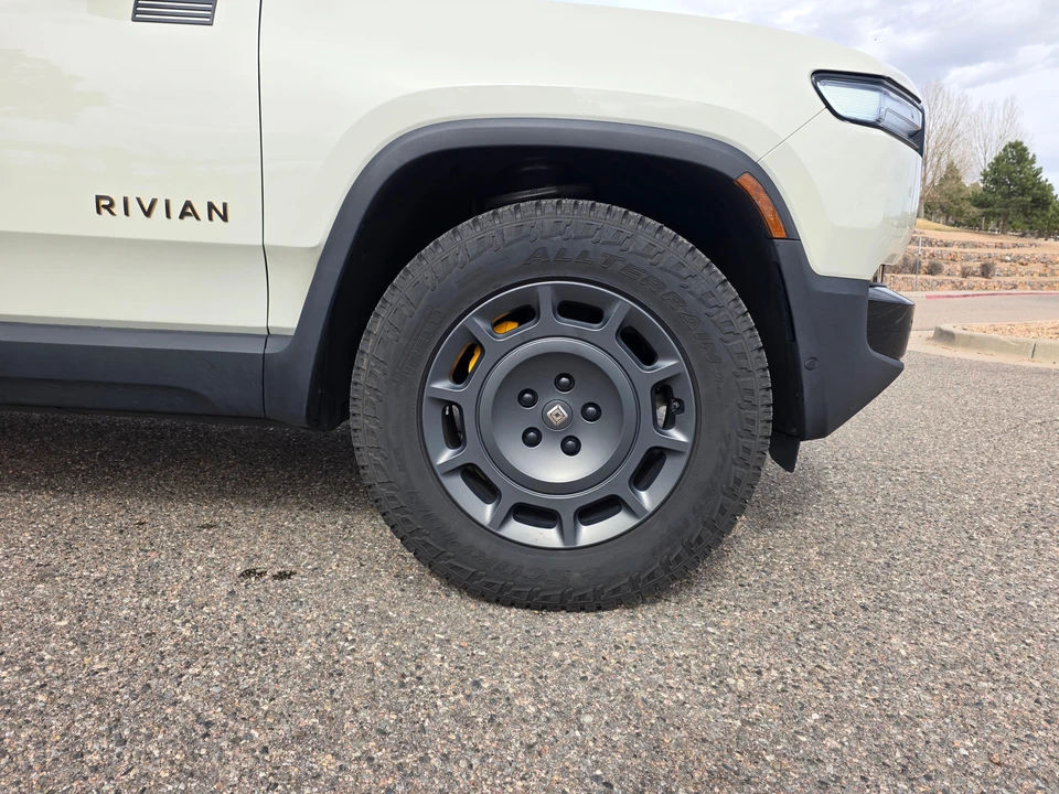 2025 Rivian R1T - Image 22 of 31