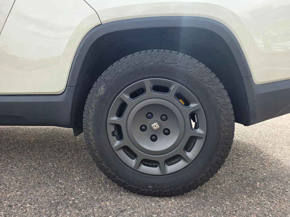 2025 Rivian R1T - Image 20 of 31