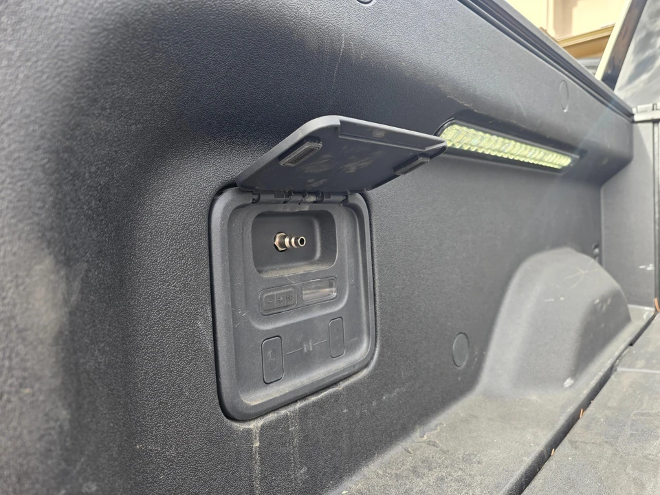 2025 Rivian R1T - Image 14 of 31