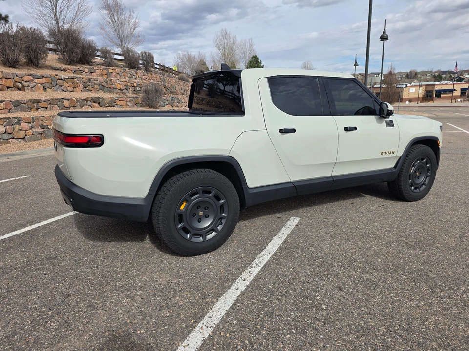 2025 Rivian R1T - Image 7 of 31