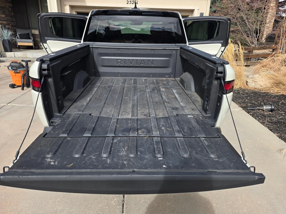 2025 Rivian R1T - Image 13 of 31