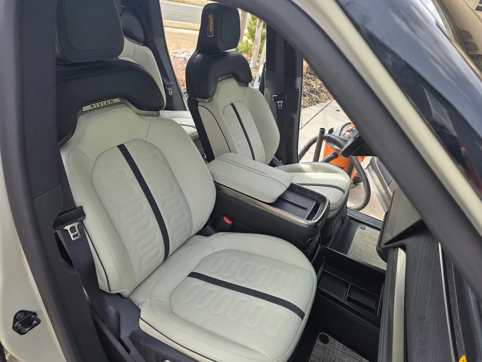 2025 Rivian R1T - Image 27 of 31