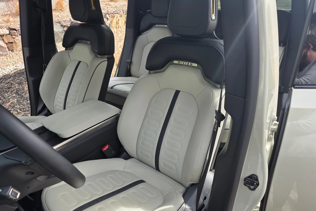 2025 Rivian R1T - Image 24 of 31