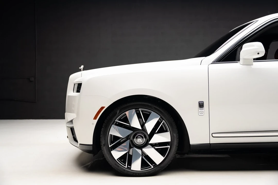 2025 Rolls-Royce Cullinan - Image 17 of 21