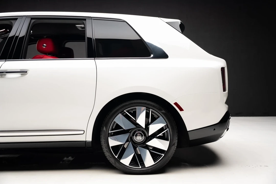2025 Rolls-Royce Cullinan - Image 19 of 21