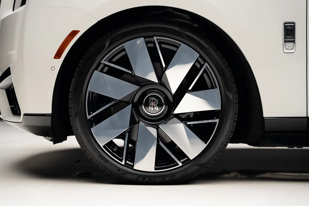 2025 Rolls-Royce Cullinan - Image 18 of 21