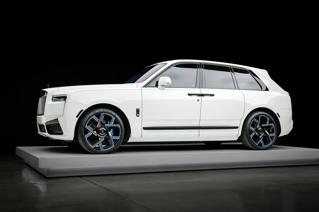 2025 Rolls-Royce Cullinan Black Badge - Image 2 of 31