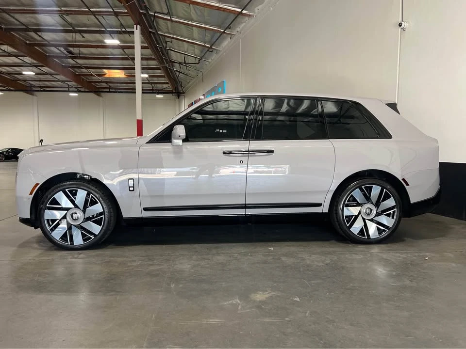 2025 Rolls-Royce Cullinan - Image 2 of 10