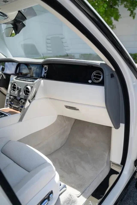 2025 Rolls-Royce Cullinan - Image 13 of 14