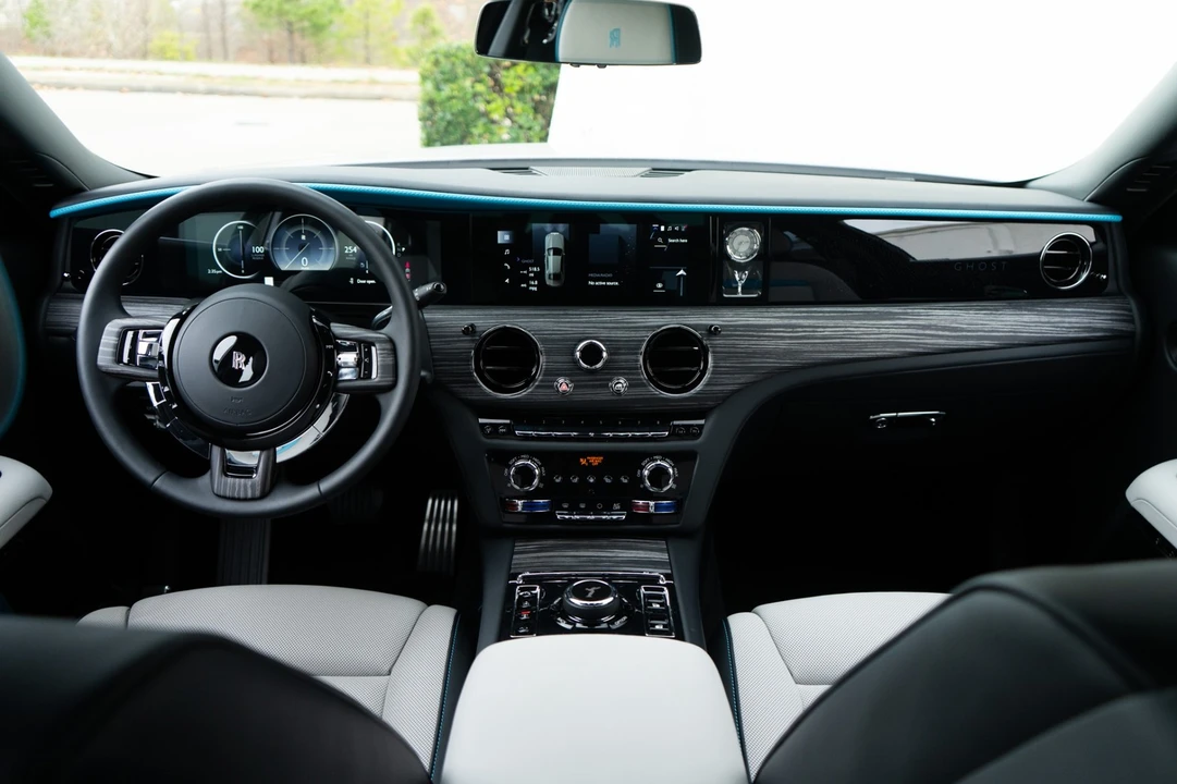 2025 Rolls-Royce Ghost 2nd Gen - Image 15 of 31