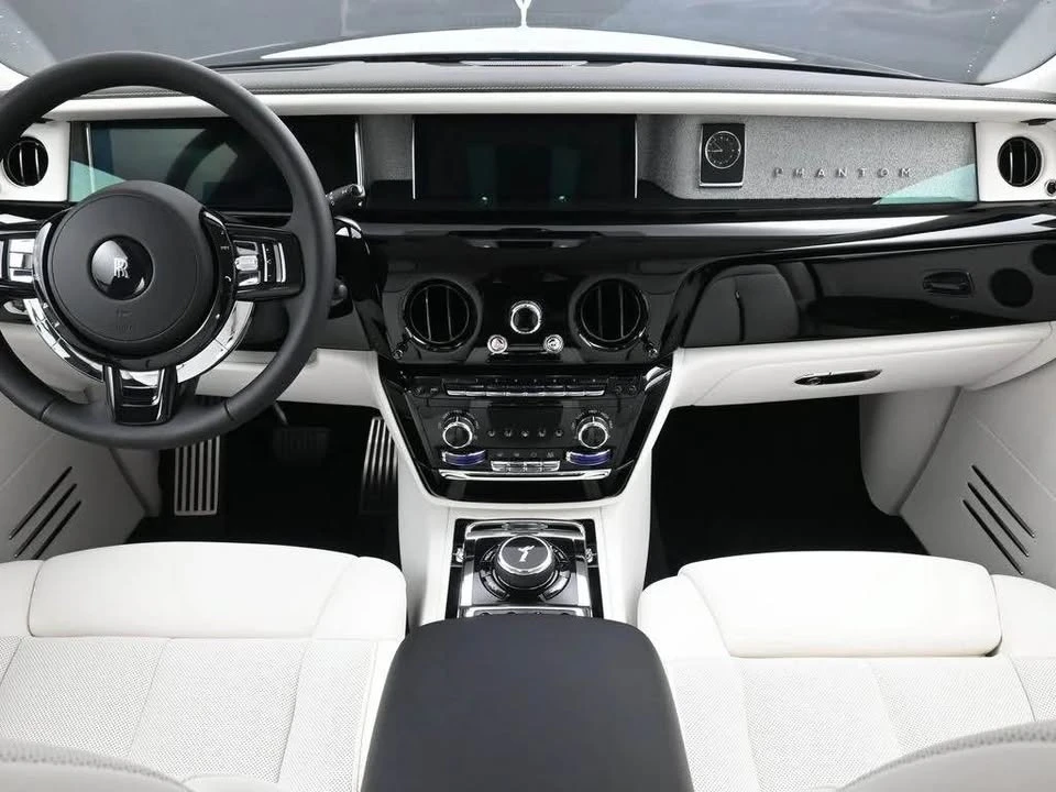 2025 Rolls-Royce Phantom VIII - Image 8 of 16