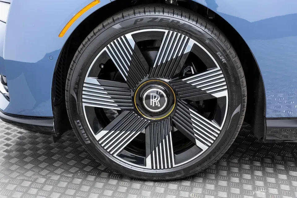2025 Rolls-Royce Spectre - Image 8 of 19