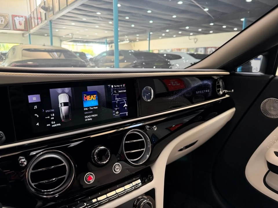 2025 Rolls-Royce Spectre - Image 15 of 20