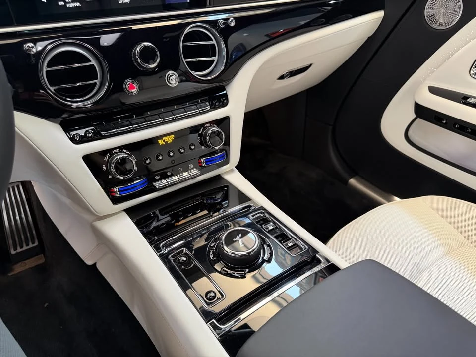2025 Rolls-Royce Spectre - Image 16 of 20