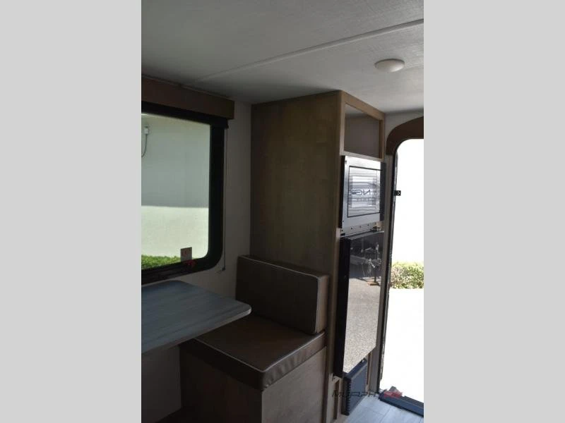 2025 Airstream - Image 11 of 20