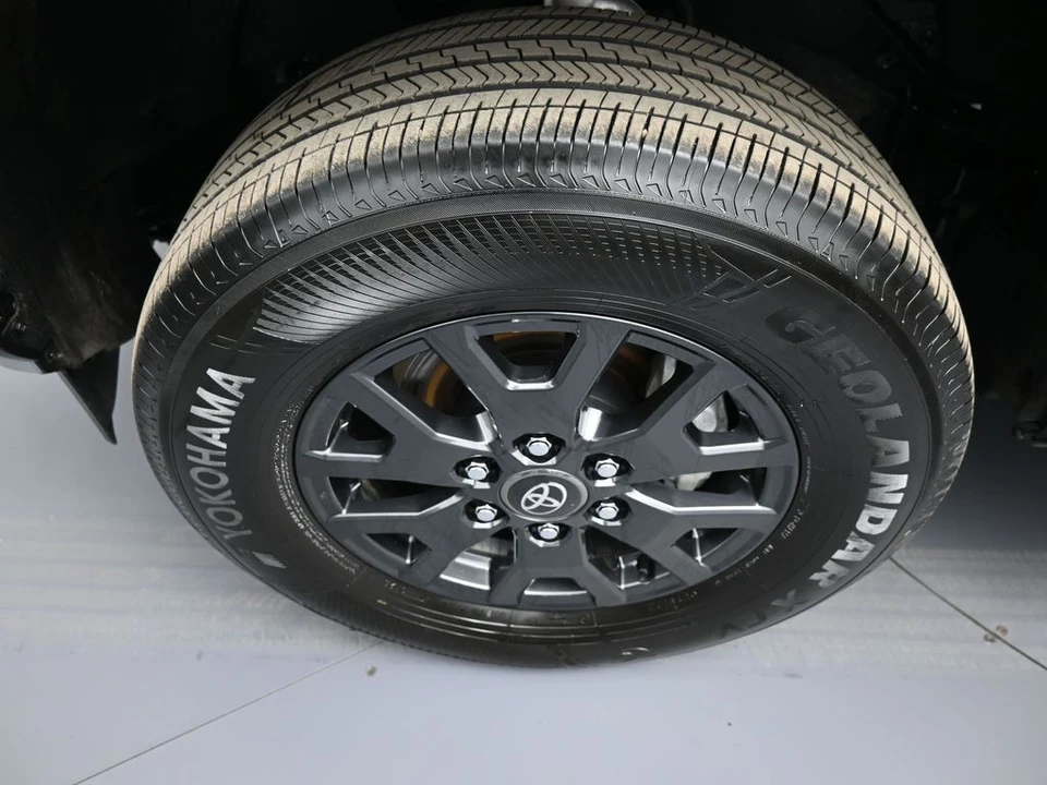 2025 Toyota 4Runner 6th Gen - Image 14 of 21