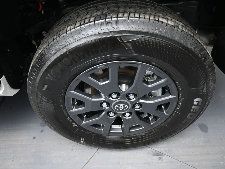 2025 Toyota 4Runner 6th Gen - Image 15 of 21