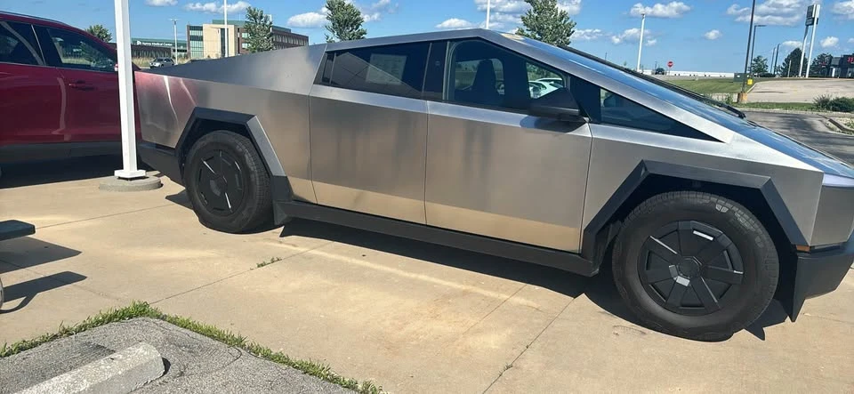 2025 Tesla Cybertruck - Image 2 of 5